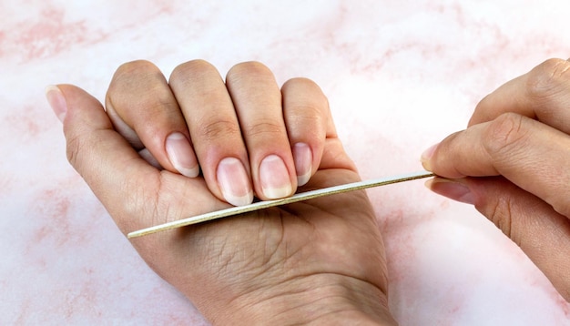 Mujer limándose las uñas - manicura