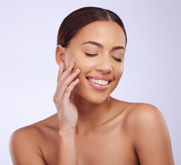 Mujer limpia belleza y cuidado de la piel en un estudio con felicidad y sonrisa de dermatología Resplandor de la piel facial y cosmética de una joven modelo que se siente feliz por el cuidado personal y el bienestar facial