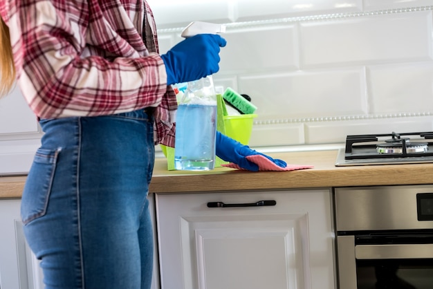 Mujer limpia en la cocina. concepto de limpieza