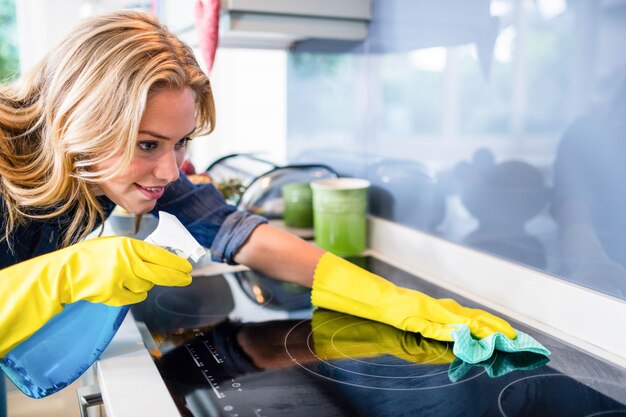 Mujer limpiando en la cocina