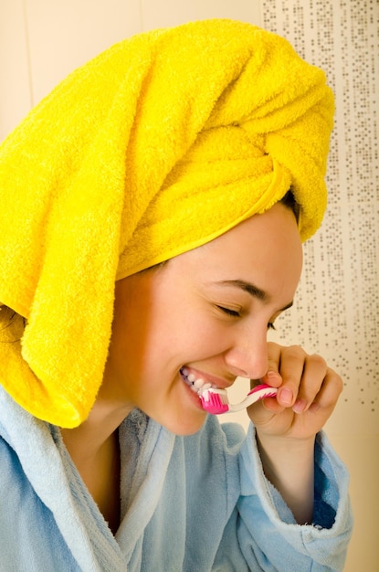 Mujer limpiando los dientes con cepillo de dientes