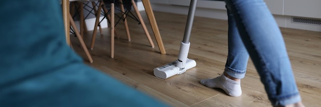 Mujer limpiando laminado de madera con trapeador trabajo doméstico ama de casa limpieza en casa