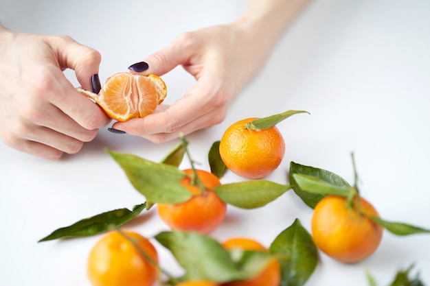 Mujer limpiando mandarina