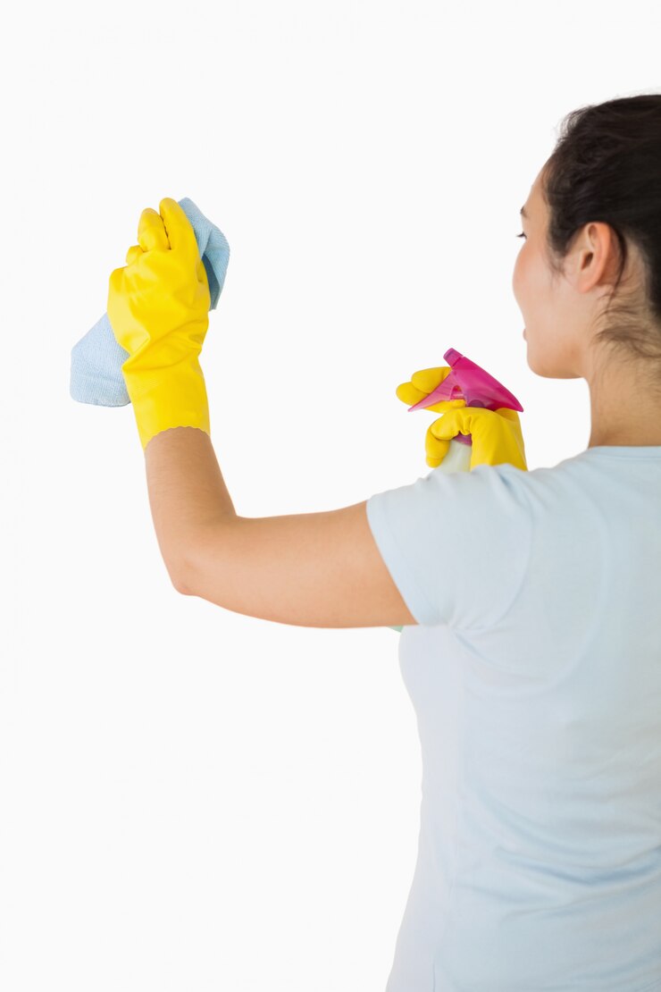 Foto mujer limpiando muros