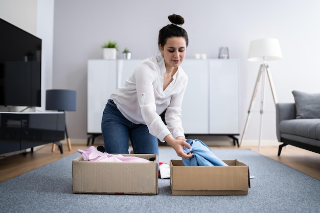 Foto mujer limpiando la ropa clasificando