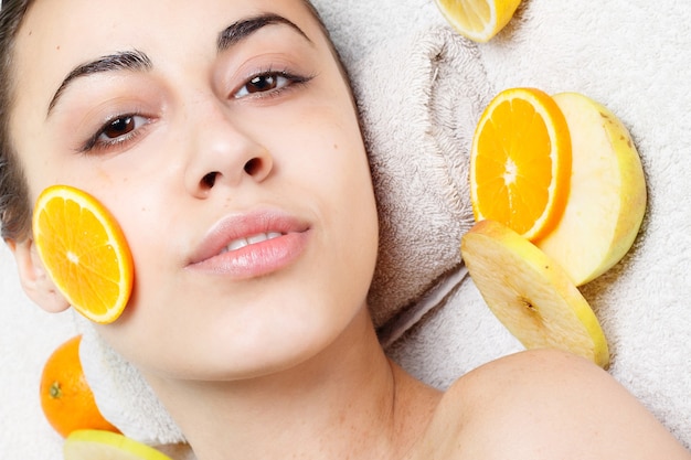 Mujer limpiando su rostro con ingredientes naturales.