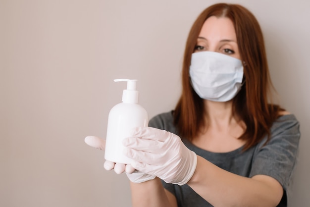 Mujer limpiando sus manos. Enfermo con máscara para el virus corona.