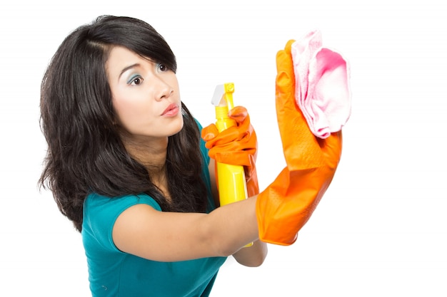 Foto mujer limpiando ventanas