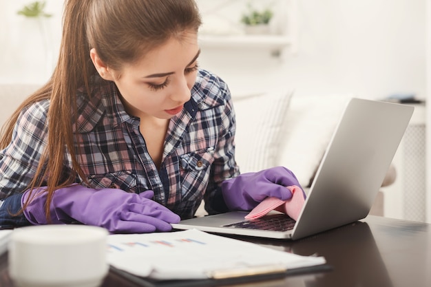 Mujer limpieza espacio de copia de teclado portátil