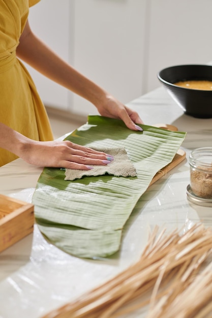 mujer, limpieza, hoja de plátano