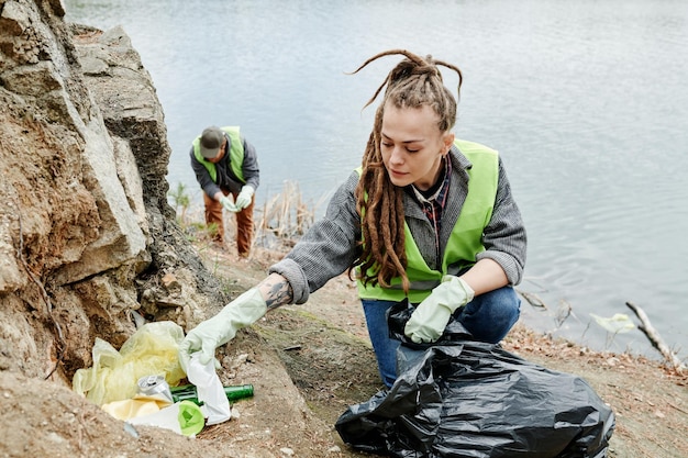 Mujer limpieza a orillas del lago