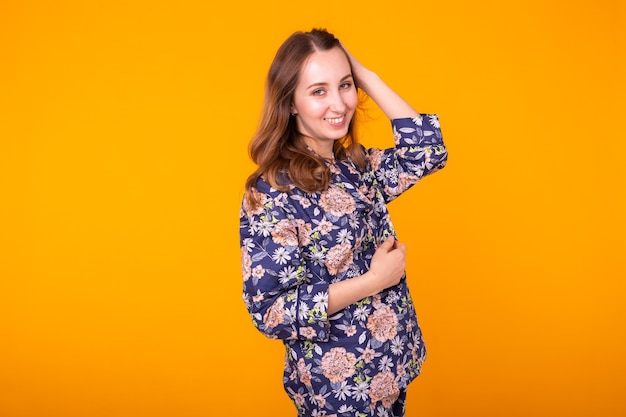 Mujer linda y alegre en pijama de ropa de casa