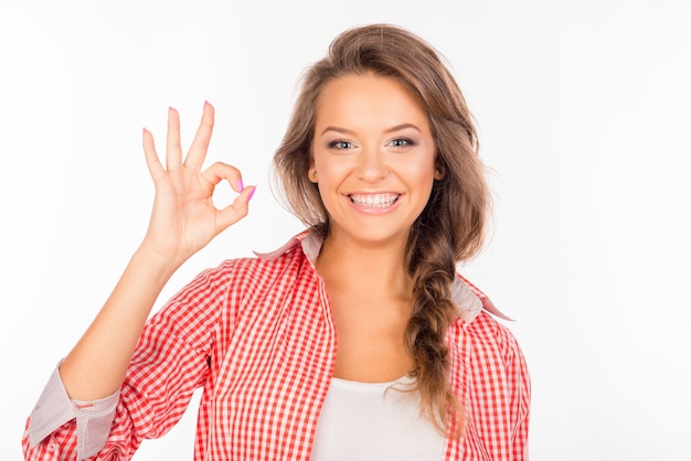 Mujer linda divertida alegre gesticulando ok