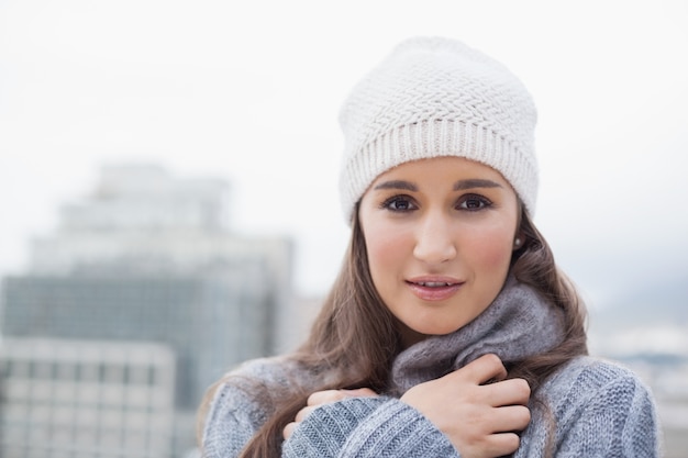 Mujer linda fría con ropa de invierno posando