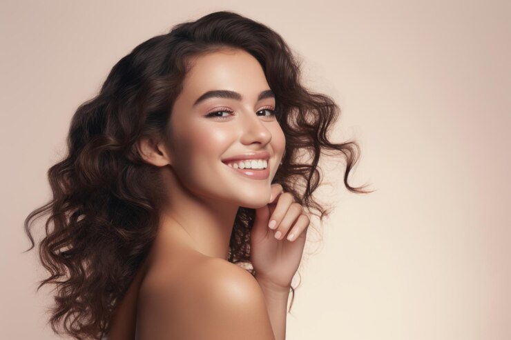 Mujer linda con una hermosa sonrisa y dientes blancos anuncio de productos para una sonrisa perfecta