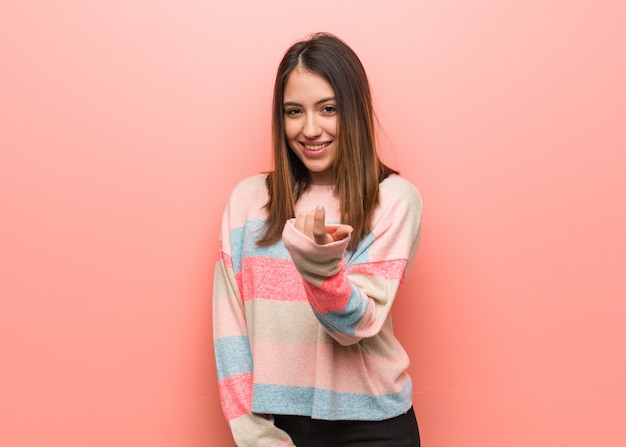 Mujer linda joven que invita a venir