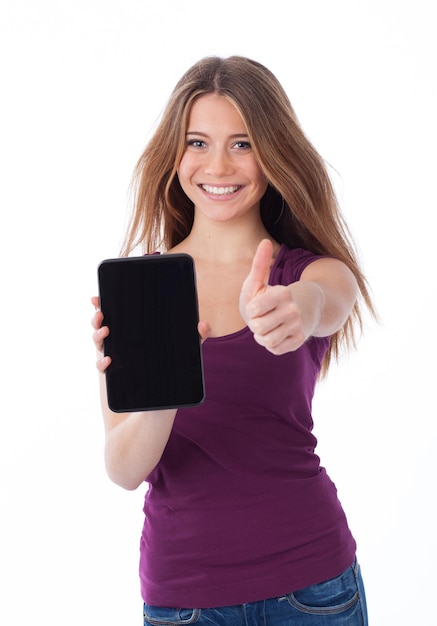 Foto mujer linda mostrando una tableta electrónica y teniendo un gesto positivo