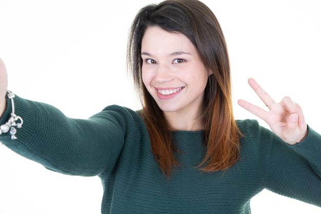 Mujer linda que hace la foto del selfie que hace el signo de la paz