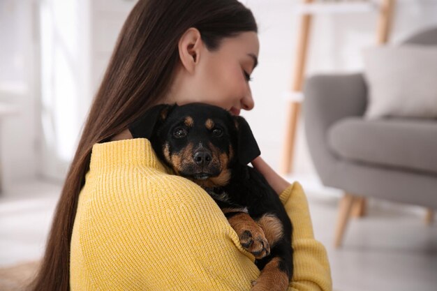 mujer, con, lindo, perrito, dentro, encantador, mascota