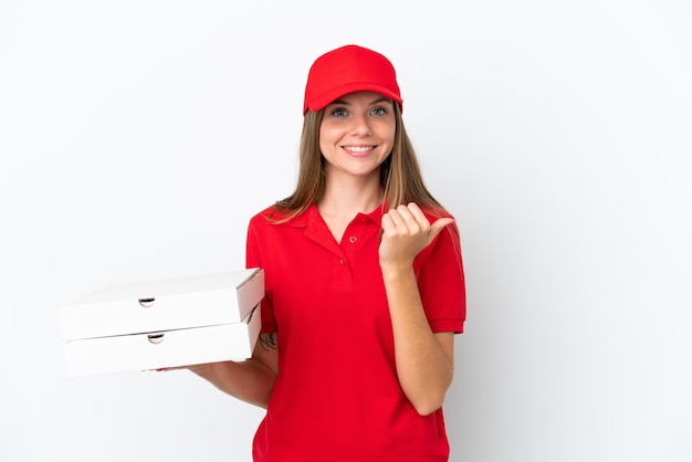 Mujer lituana de entrega de pizza aislada de fondo blanco apuntando hacia un lado para presentar un producto
