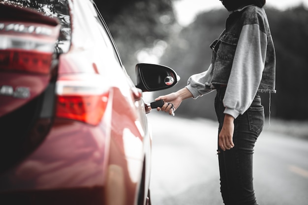 Mujer con llave de coche