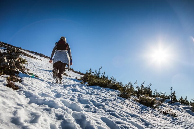 Foto mujer llegando a la cima de la montaña richardson en el parque nacional de gaspe en quebec canadá