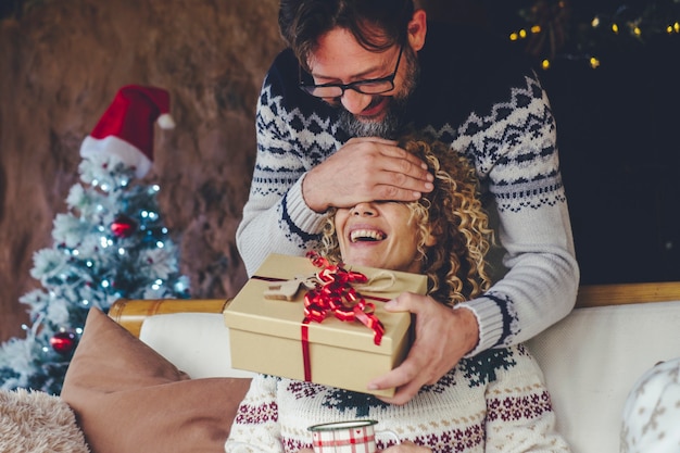 Mujer llena de alegría recibe un regalo sorpresa para las vacaciones de Navidad