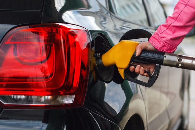 Mujer llenando el coche en la gasolinera