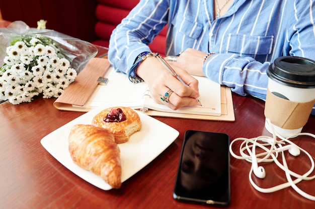 Mujer llenando diario de gratitud