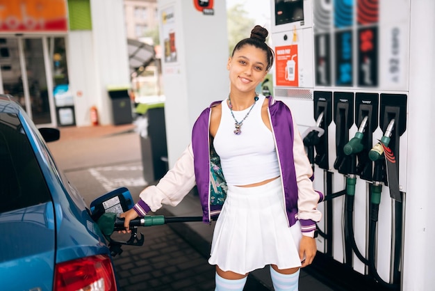 Mujer llenando su auto con combustible en una gasolinera