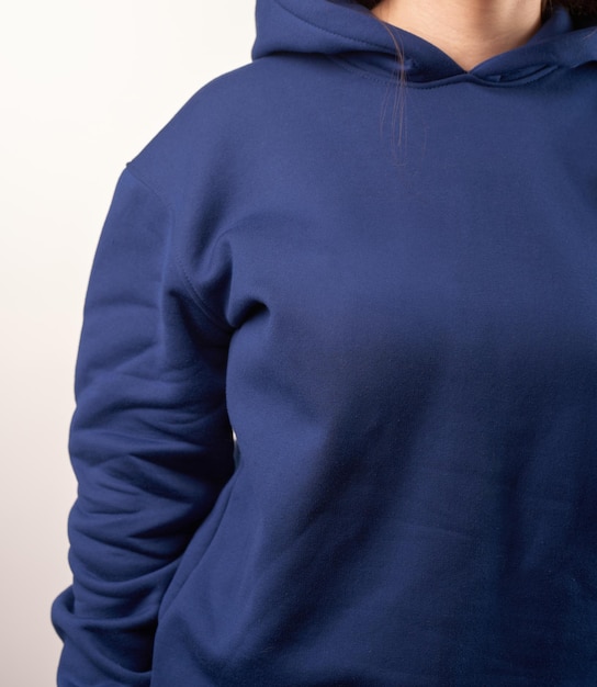 mujer lleva una sudadera con capucha simple maqueta de ropa para el logotipo y la marca