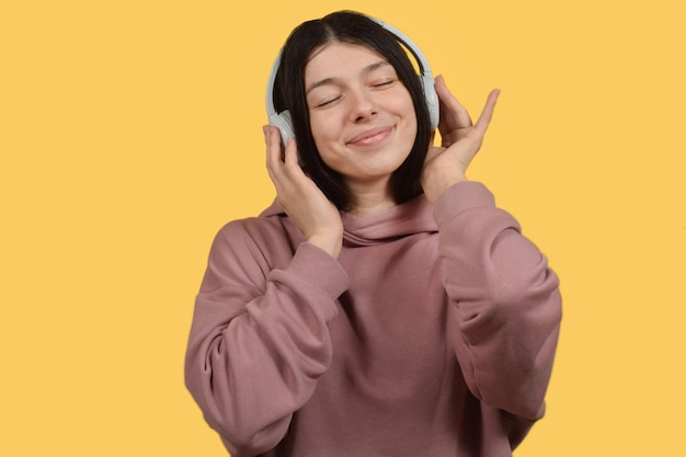 Foto un, mujer, llevando, auriculares, y, sonriente