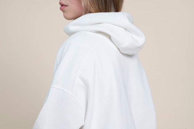 mujer, llevando, blanco, hoodie