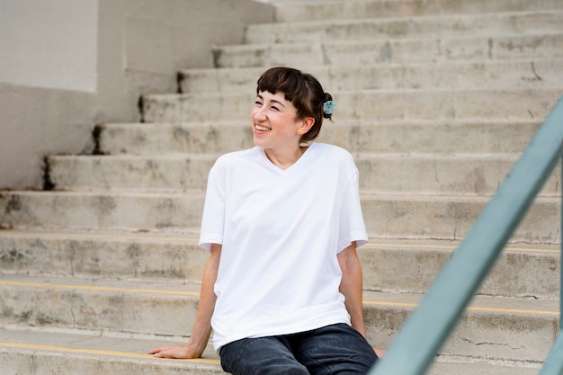 Mujer, llevando, blanco, liso, camiseta