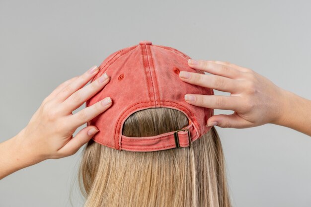 Mujer, llevando, un, gorra roja