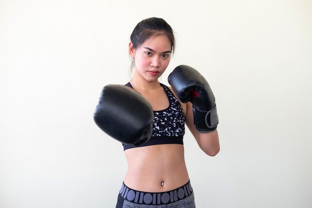 Mujer, llevando, guantes de boxeo, aislado