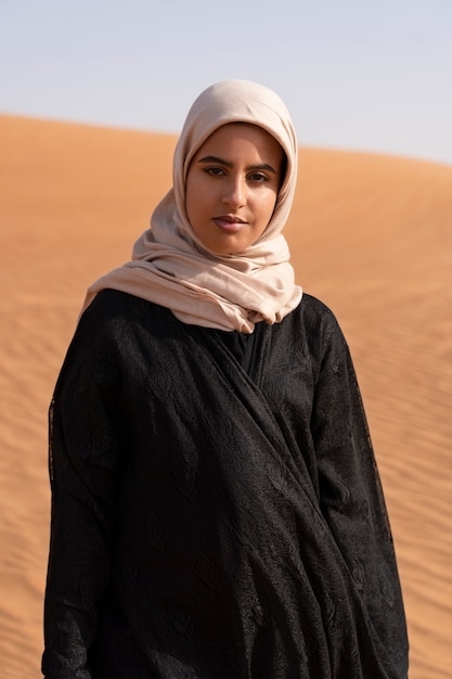 Foto mujer, llevando, hijab, en, el, desierto