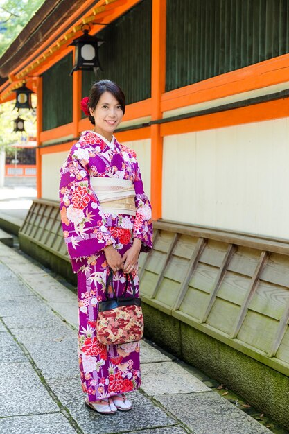 mujer, llevando, japonés, kimono