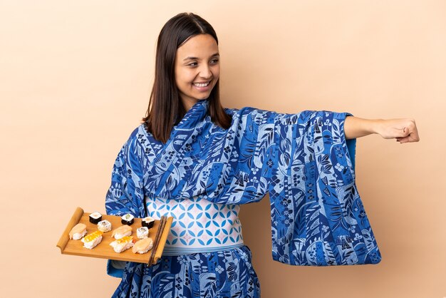 Mujer, llevando, kimono, y, tenencia, sushi