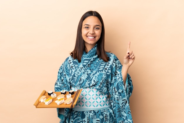 Mujer, llevando, kimono, y, tenencia, sushi