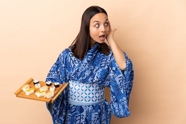 Mujer, llevando, kimono, y, tenencia, sushi