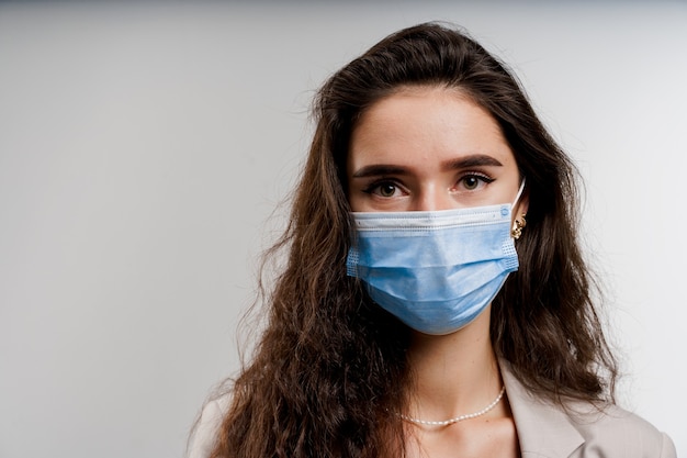 Mujer, llevando, médico, máscara