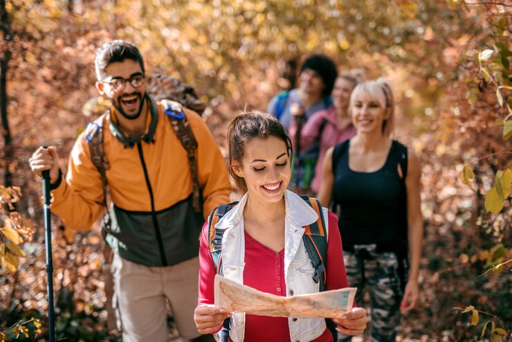 Mujer llevando a otros excursionistas en bosques.