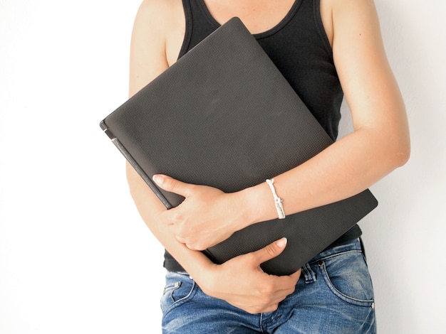 Mujer llevando su laptop