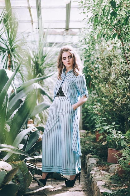 mujer, llevando, un, traje, en, un, jardín botánico