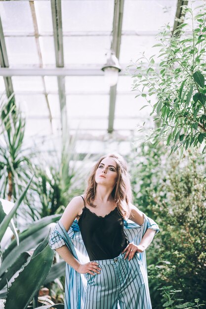 mujer, llevando, un, traje, en, un, jardín botánico