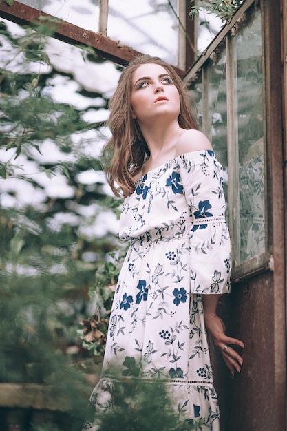 mujer, llevando, vestido, en, jardín botánico