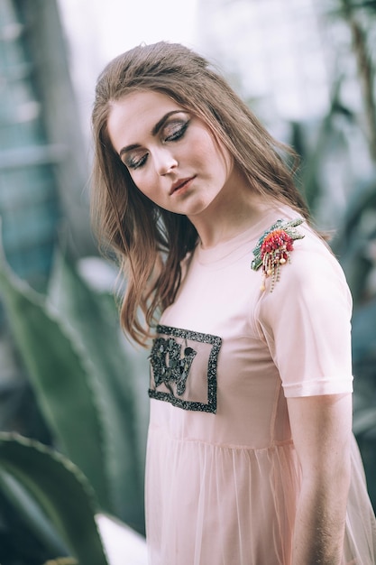 mujer, llevando, vestido, en, jardín botánico