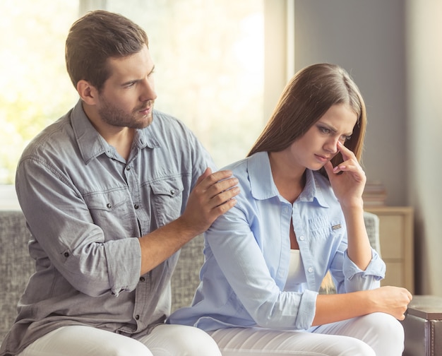 La mujer llora mientras el marido la calma.