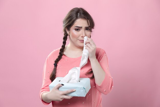 Mujer llorando con caja de servilletas